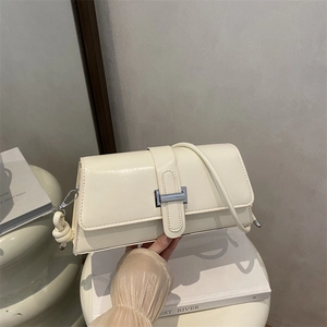 Borsa a spalla minimalista bianco crema con fibbia argento e dettaglio con nodo