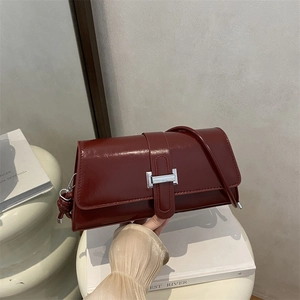 Borsa a spalla in pelle verniciata rosso scuro con fibbia in metallo argento per donna