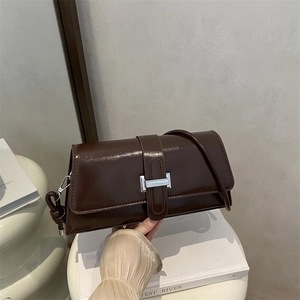 Borsa sottobraccio retrò francese in pelle lucida marrone scuro con fibbia in argento