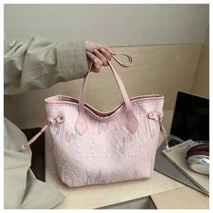 Borsa tote trapuntata rosa con ricami ondulati e dettagli con coulisse