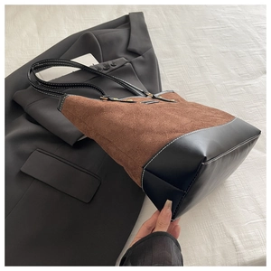 Detail der Kontrastnaht-Tote-Bag aus braunem Wildleder und schwarzem Leder-Patchwork