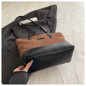 Detail der Kontrastfarbe Tote Bag mit braunem Wildleder und schwarzem Leder