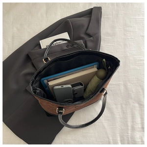Geräumiger Innenraum der braunen Wildledertasche mit Platz für Tablet und Bücher