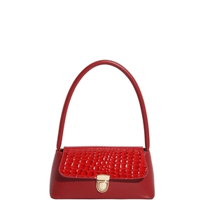 Sac bandoulière rouge foncé avec rabat motif crocodile et boucle dorée circulaire