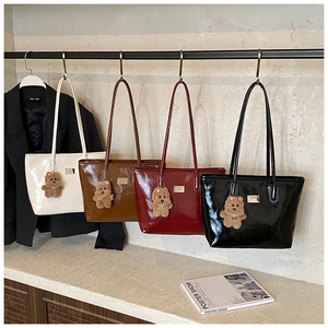Sacs cabas en cuir brillant en quatre couleurs avec breloques d'ours et plaques en métal