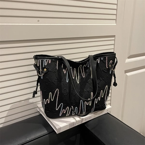 Borsa tote nera con motivo monogramma a rilievo e ricamo ondulato colorato chic