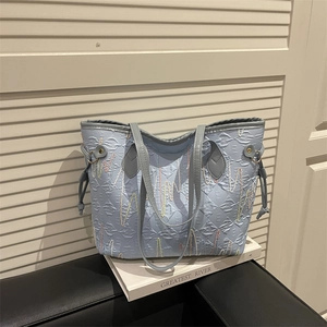 Borsa tote plissettata celeste con ricamo a onde colorate e grande capienza da ufficio