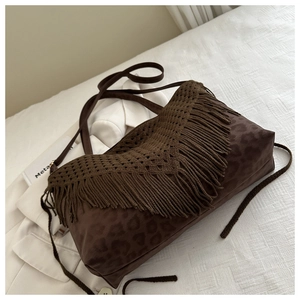 Détails du sac cabas léopard marron foncé avec franges en crochet et style bohème rétro