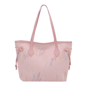 Elegante borsa tote rosa con ricami a onde colorate e dettagli con coulisse dal design chic