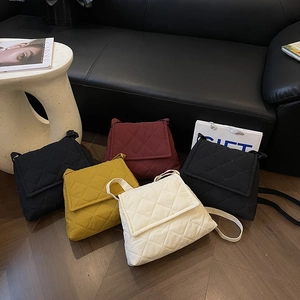 Quilted diamond lattice crossbody shoulder bag in five stylish colors for casual travel