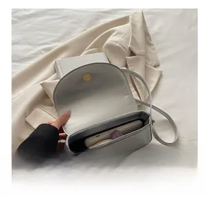 Detailansicht des Innenraums und der Kapazität einer silbernen minimalistischen Ledertasche