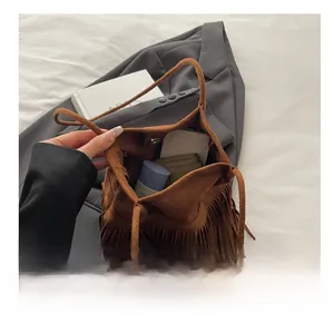 Capacité interne du sac à franges en daim marron montrant le rangement du téléphone