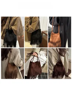Mannequins portant des sacs à franges bohèmes en plusieurs couleurs sous divers angles