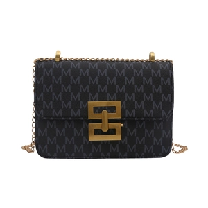 Sac à bandoulière gris foncé avec imprimé monogramme, chaîne dorée et boucle vintage