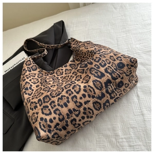 Détail du sac cabas léopard montrant la texture et l'anneau métallique du manche