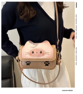Gros plan d'un mini sac bandoulière chat avec rabat dégradé rose et moustaches mignonnes
