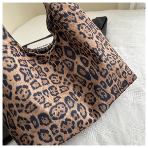 Gros plan du sac cabas à imprimé léopard avec texture de matériau léopard doux