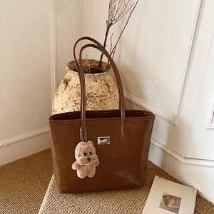 Sac fourre-tout minimaliste en similicuir marron avec pendentif en peluche et anses