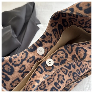 Gros plan du fermoir magnétique d'un sac cabas léopard avec texture en daim doux