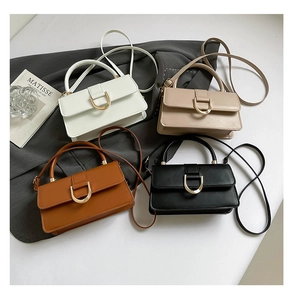 Detailansicht von vier strukturierten Taschen in Weiß, Beige, Braun und Schwarz mit D-Ring