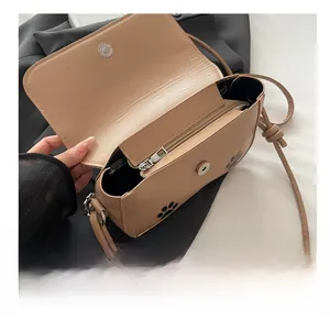 Detail of the magnetic buckle and internal zipper pocket of the toast cat handbag