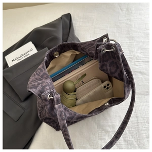 Vue intérieure du sac cabas léopard avec fermeture magnétique et grande capacité