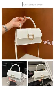 Detail der weißen PU-Leder Tasche mit goldener Schnalle und zylindrischem Handgriff