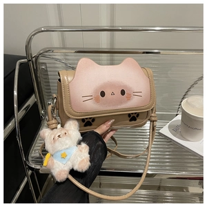 Détail du sac bandoulière tête de chat avec breloque ours et sangle élégante