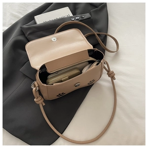 Vue intérieure du sac bandoulière beige à empreinte de chat, montrant l'espace pour téléphone