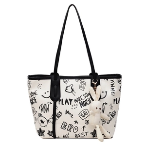 Sac fourre-tout tendance avec imprimé graffiti noir et pendentif lapin mignon