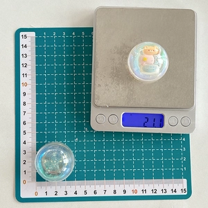 Detail view of heart crystal ball phone grip on scale showing 21.1g weight and 4.5cm size