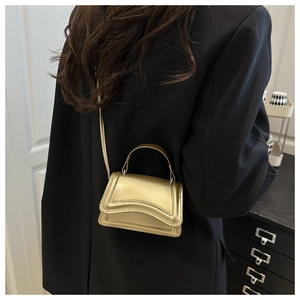 Mini sac bandoulière doré champagne en cuir métallisé avec rabat incurvé élégant