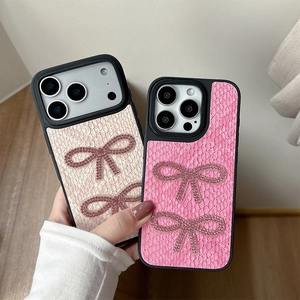 Custodia per iPhone in finta pelle di coccodrillo con farfalle di strass in rosa