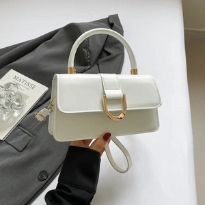 Elegante weiße Handtasche aus Kunstleder mit goldener Hufeisenschnalle und Gurt