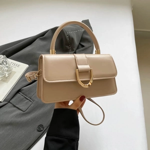 Minimalistische beige Umhängetasche mit goldener D-Ring-Schnalle und elegantem Griff
