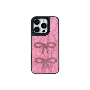 Custodia iPhone in pelle rosa con fiocchi a farfalla glitterati e texture coccodrillo