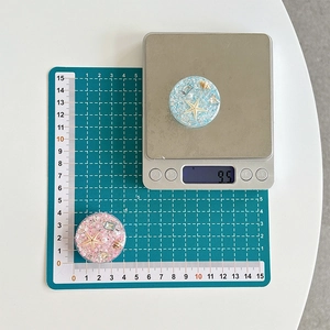 Detail showing weight of 9.5g for sea star and shell glitter epoxy phone socket grip