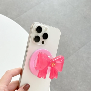 Detaillierte Makroansicht einer rosa Harzschleifen-Magnethalterung auf weißem iPhone