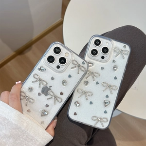 Coque iPhone scintillante avec nœuds en strass 3D et perles, vue élégante à la main