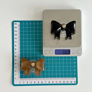 Detailed scale view of a bow-shaped phone grip showing 30.2g weight and 5.5cm width