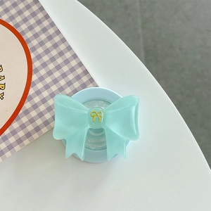 Detailansicht der hellblauen Schleifen-Handyhalterung mit goldenem Schmetterlingsakzent