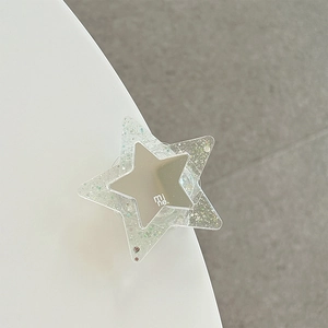 Détail du support de téléphone étoile avec couche acrylique pailletée et miroir argent