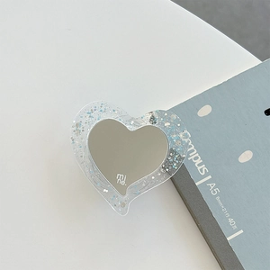 Détail macro du support de téléphone Magsafe en forme de cœur avec miroir et paillettes