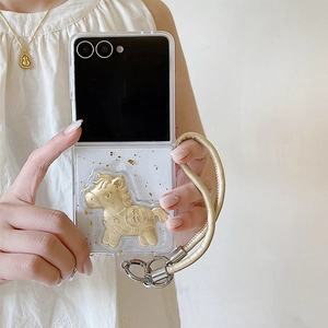Détail de coque Samsung Z Flip transparente avec cheval doré 3D et dragonne tressée chic