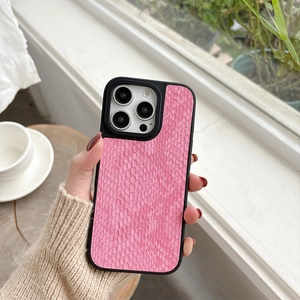 Rosa Lederhülle mit Schlangenmuster für das iPhone zeigt hochwertige Textur und Ausschnitte