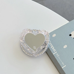 Détail du support Magsafe en forme de cœur argenté avec paillettes, strass et miroir