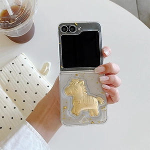 Détail de la coque Galaxy Z Flip avec feuilles d'or et décoration de cheval en 3D