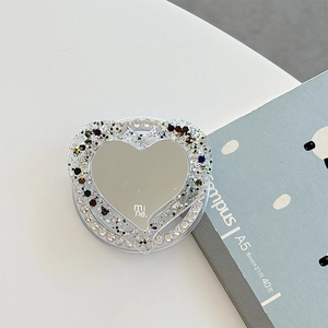 Détail du support MagSafe en forme de cœur avec paillettes et miroir de maquillage intégré