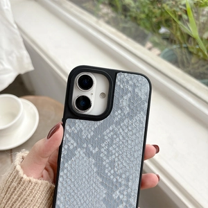 Details der hellblauen Schlangenhaut-Lederhülle für iPhone mit präzisen Ausschnitten
