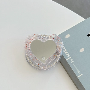 Détail macro du support de téléphone MagSafe en cœur avec paillettes et miroir